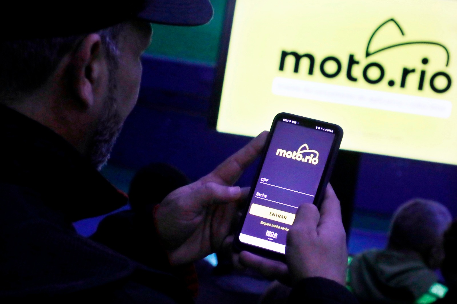Paes faz a primeira corrida com o aplicativo Moto.Rio - Eduardo Paes