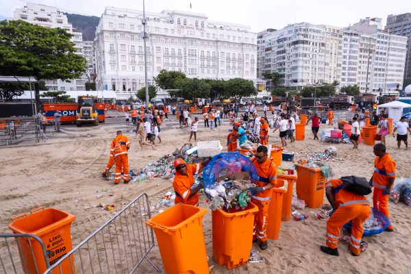 garis limpando a praia de Copacabana após o Réveillon