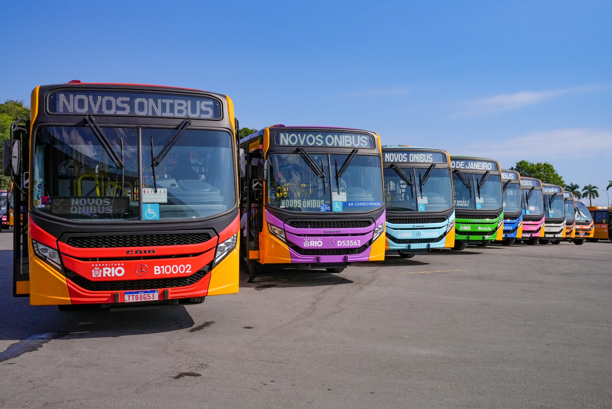 City Hall unveils 102 new buses and expands modernization of the city's ...